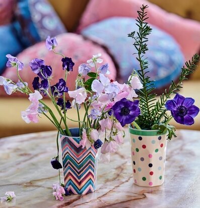 Mugg Latte Zig Zag Print från Rice på marmorerat bord