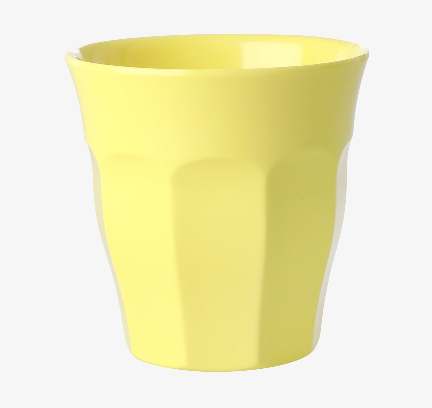 Mugg Melamin Soft Yellow från Rice mot vit bakgrund