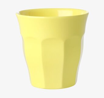 Mugg Melamin Soft Yellow från Rice mot vit bakgrund