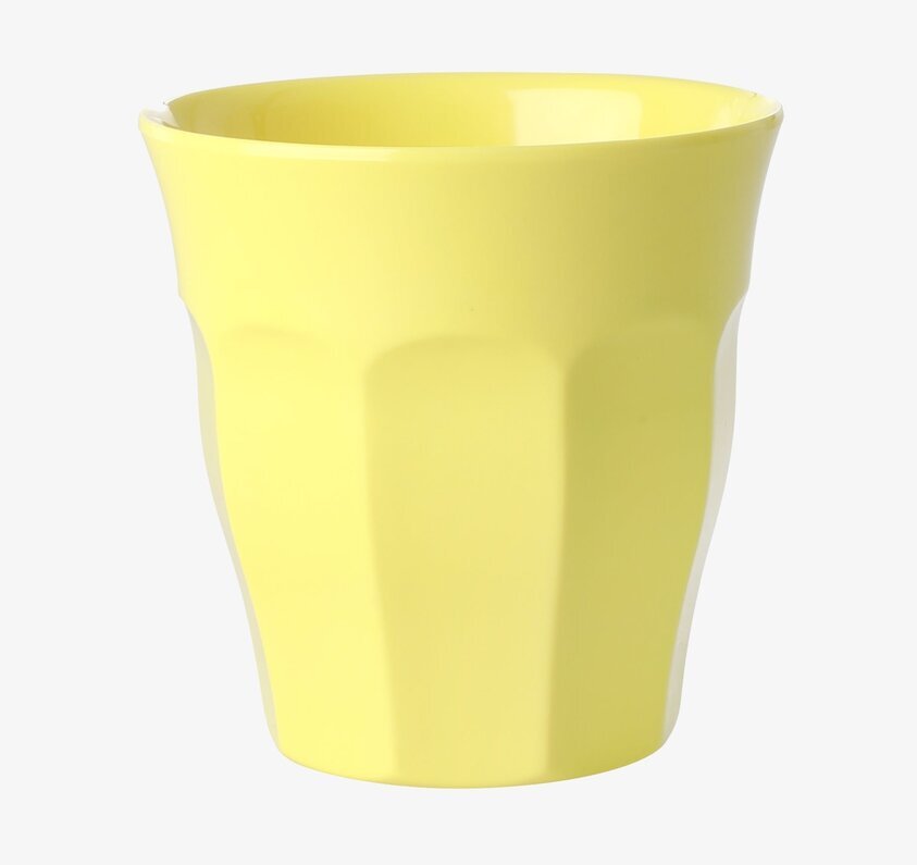 Mugg Melamin Soft Yellow från Rice mot vit bakgrund