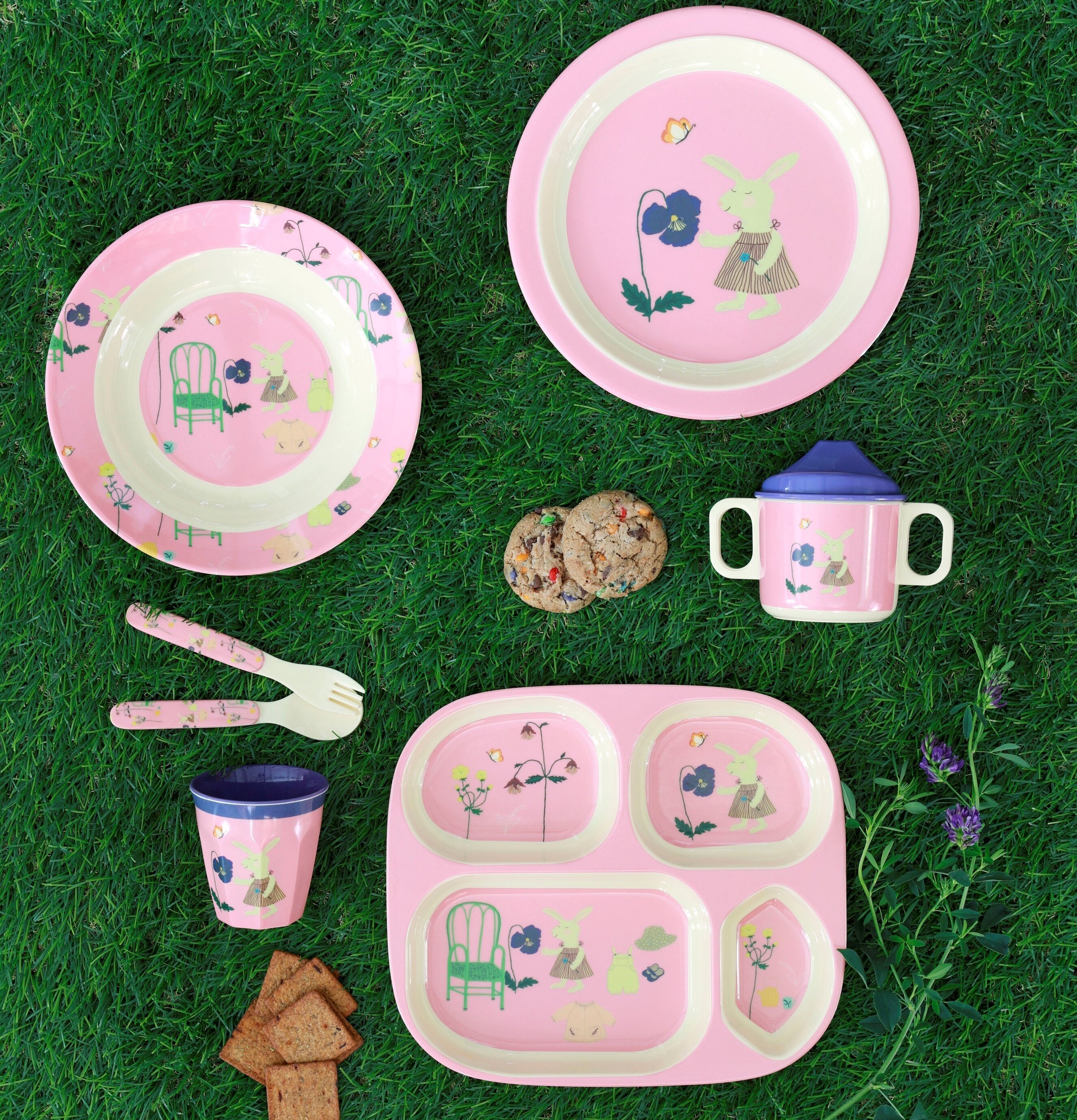 Babymugg Pink Bunny Print från Rice på gräsmatta med tillbehör