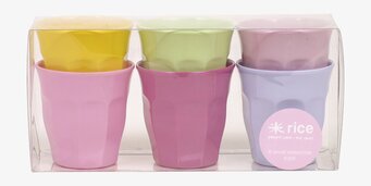 Små muggar - Pastell från Rice i transparent plastbox