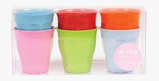 Små muggar - Klara färger från Rice i genomskinlig förpackning