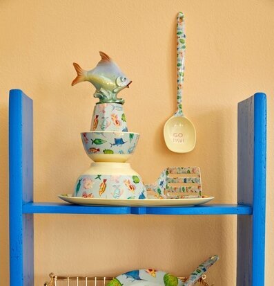 Mugg Fish Print från Rice med färgglada fiskmotiv på hylla