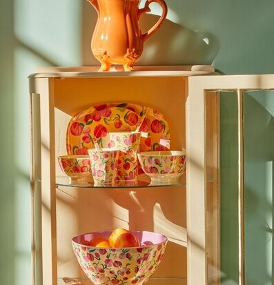 Mugg Peach Print från Rice med färgglatt persikomönster