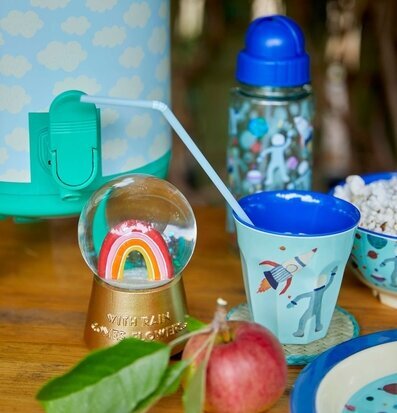 Mugg Space Print från Rice med rymdmotiv på träbord utomhus