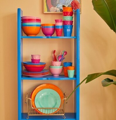 Mugg Melamin Ocean Blue från Rice på en färgglad hylla