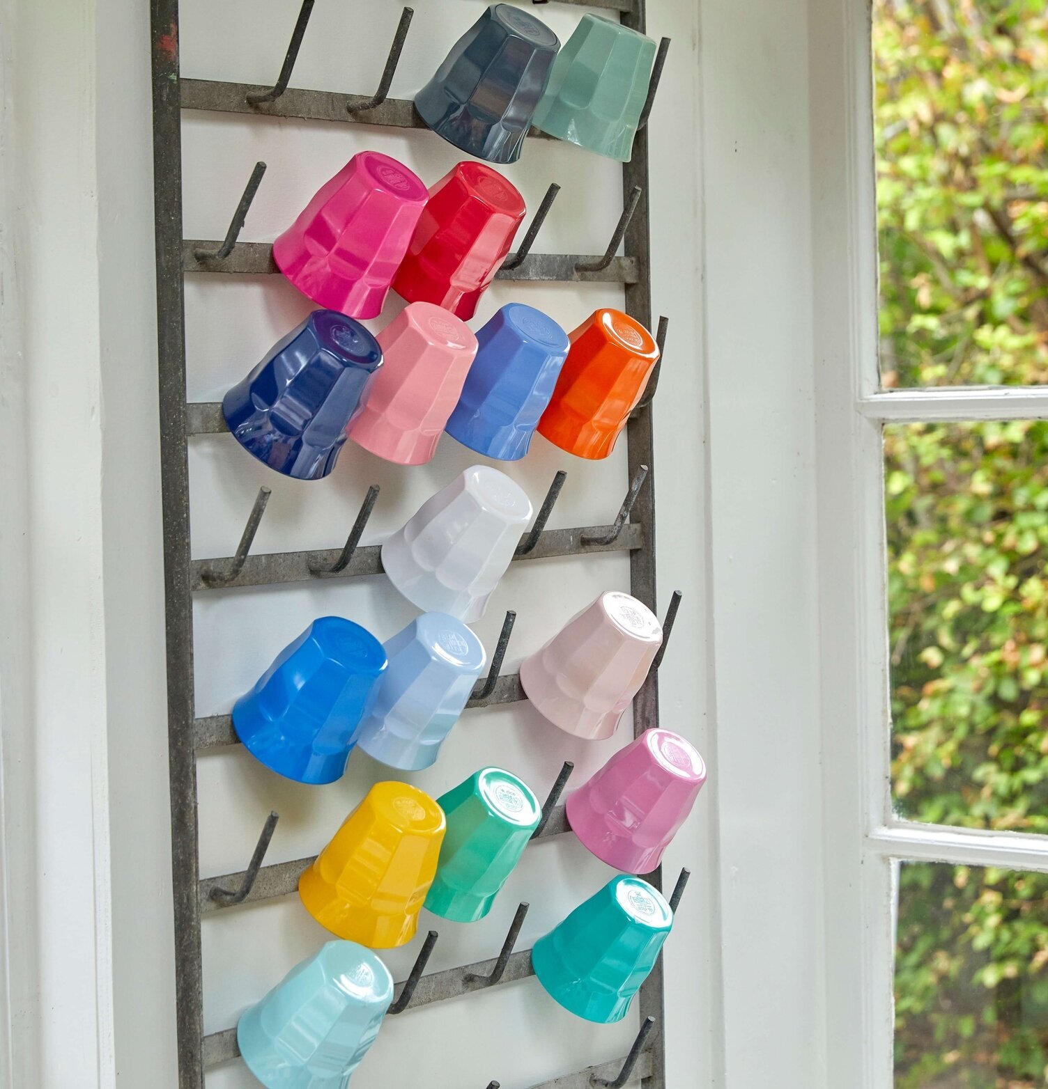 Mugg Melamin Tangerine från Rice på metallställning