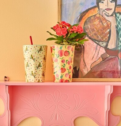 Mugg Latte Peach Print från Rice på snidad rosa hylla