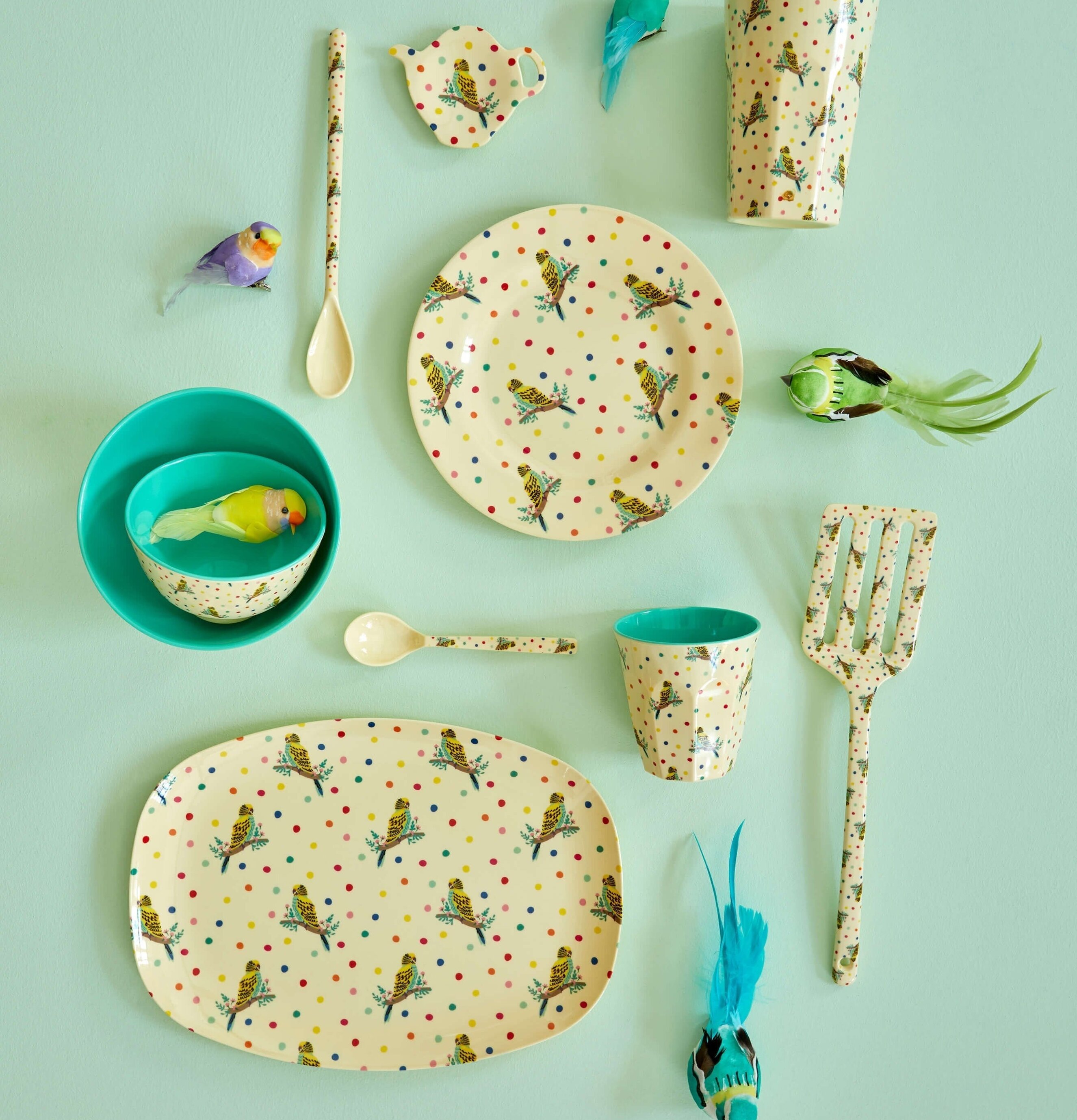 Mugg Latte Budgie Print från Rice med färgglada undulater