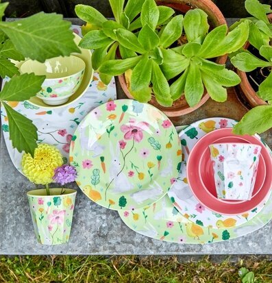 Mugg White Print från Rice omgiven av färgglada tallrikar