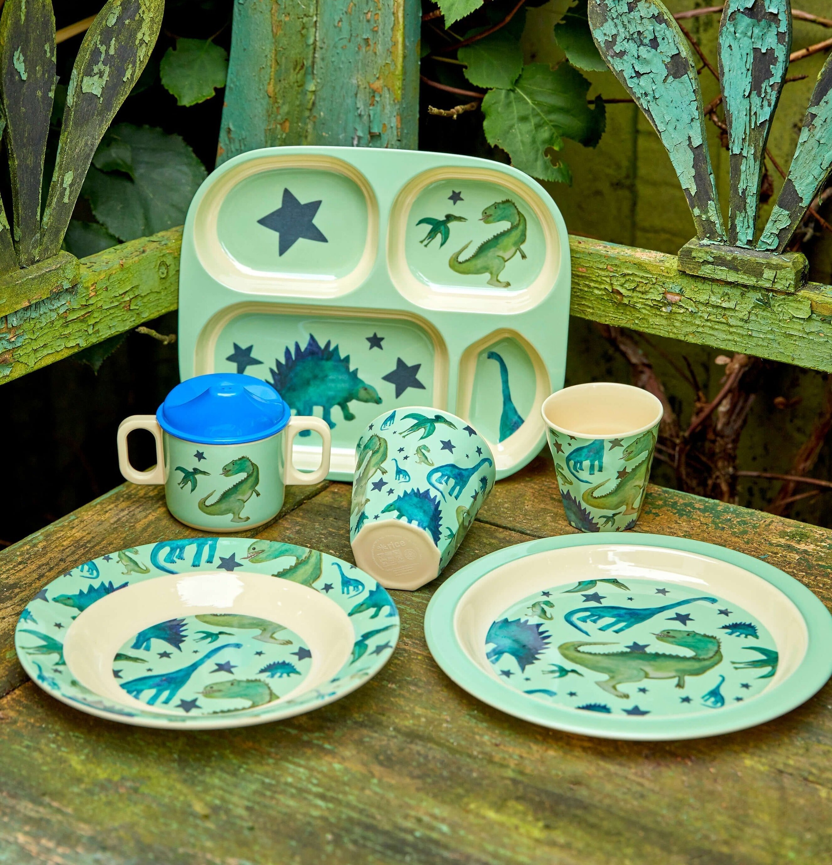 Liten Mugg Dino Print från Rice på en rustik träbänk