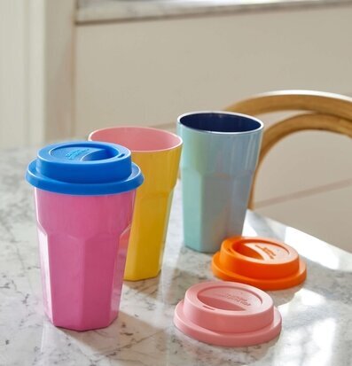 Mugg Latte Soft Yellow & Pink från Rice på marmorbord