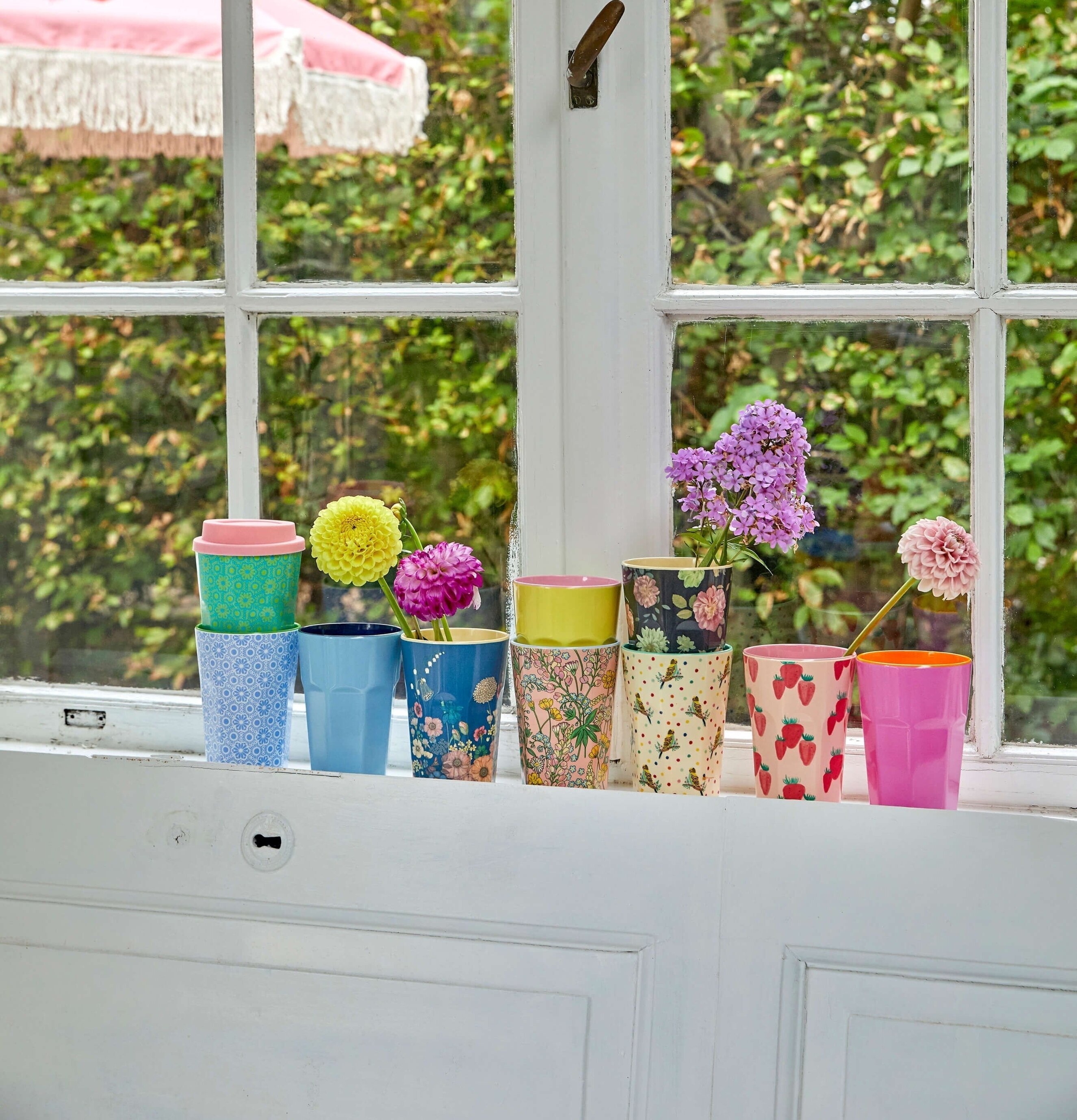 Mugg Latte Soft Yellow & Pink från Rice på fönsterbräda