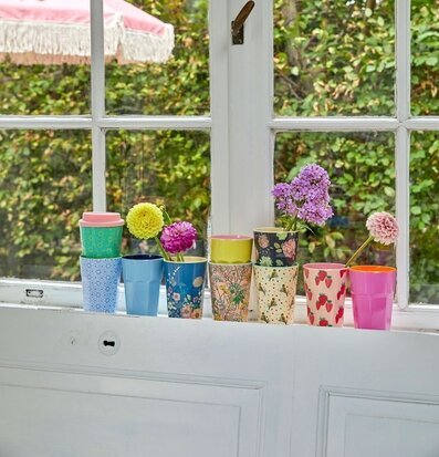 Mugg Latte Soft Yellow & Pink från Rice på fönsterbräda