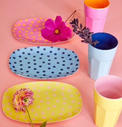 Mugg Latte Soft Yellow & Pink från Rice på rosa bakgrund