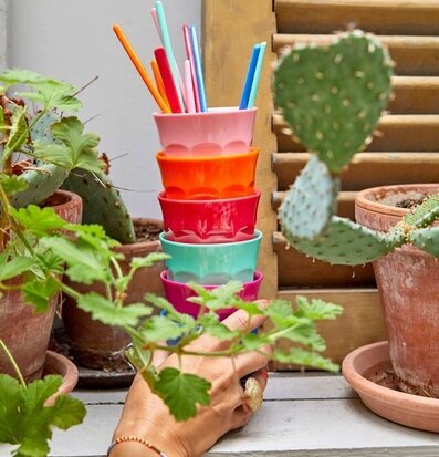 Muggar Small - Choose Happy från Rice på trädgårdsbord