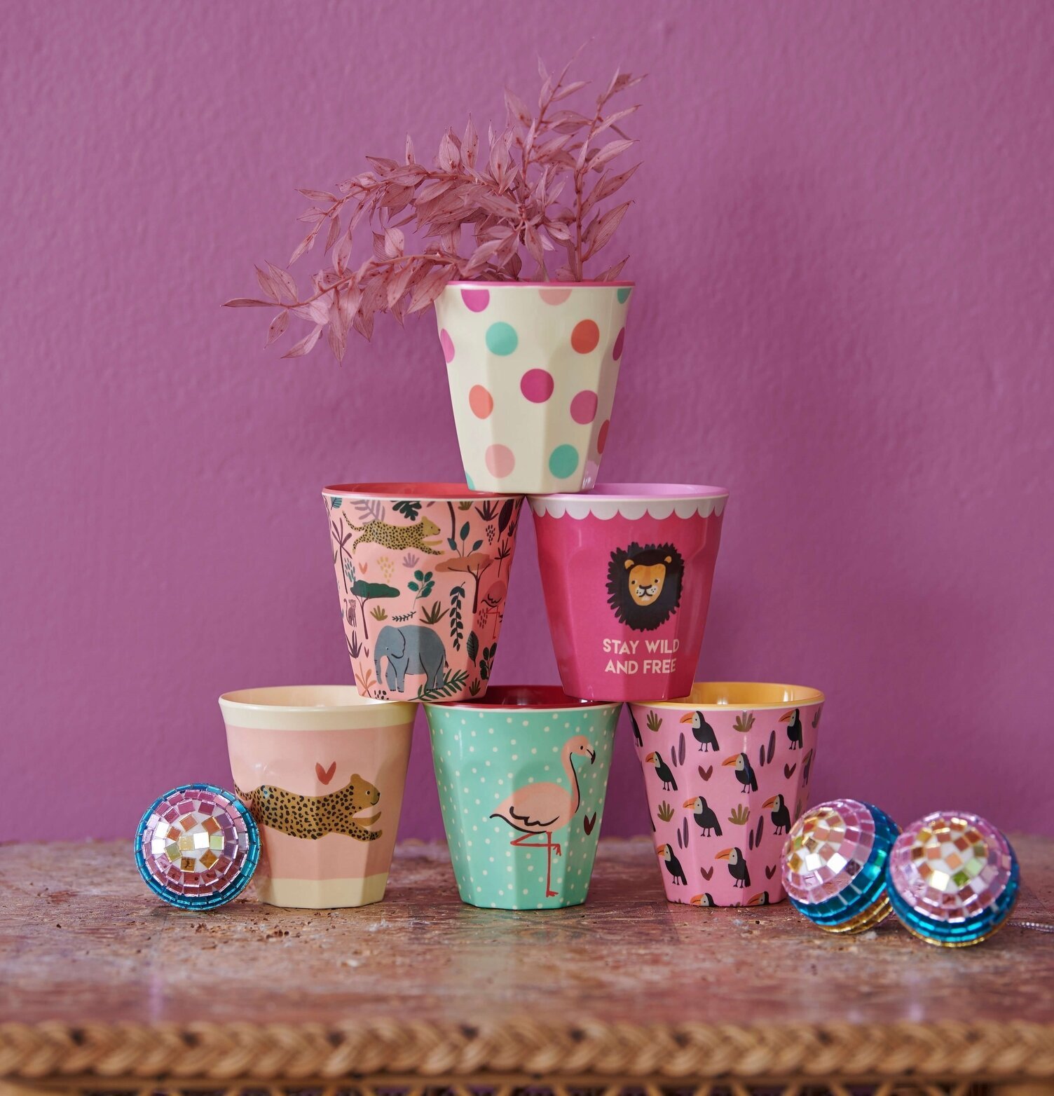 Mugg Pink Dots Print från Rice på ett färgglatt koppstorn