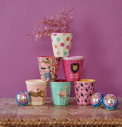 Mugg Pink Dots Print från Rice på ett färgglatt koppstorn