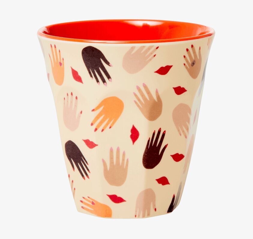 Mugg Hands & Kisses Print från Rice med färgglatt motiv