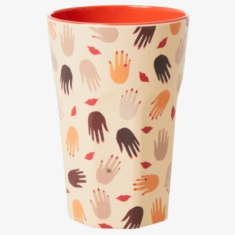 Mugg Latte Hands & Kisses Print från Rice mot vit bakgrund