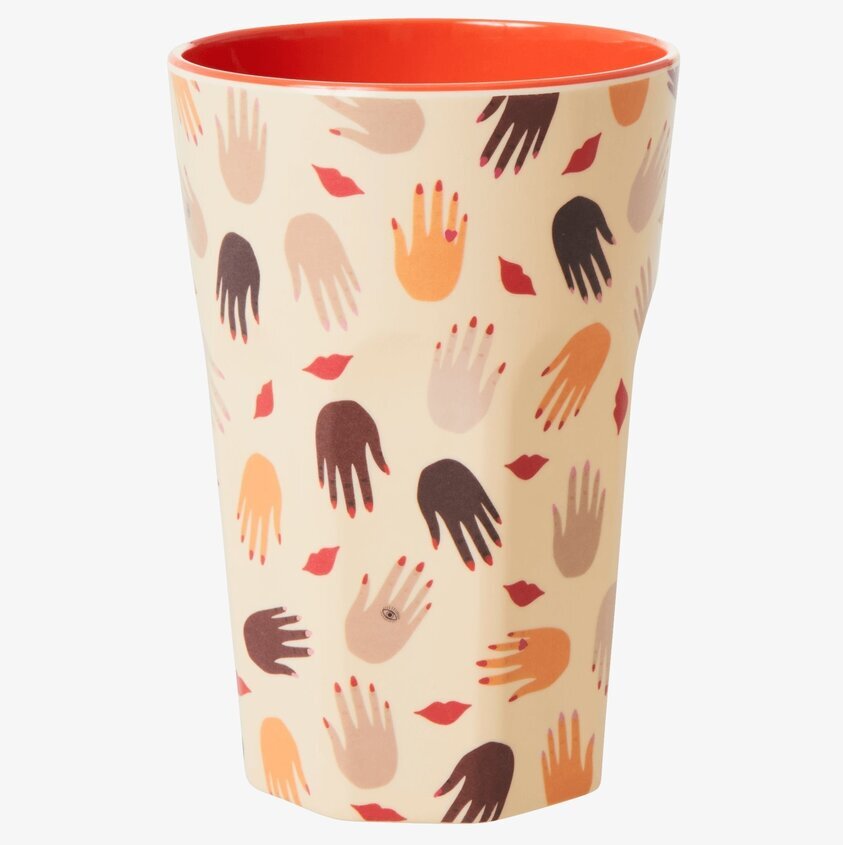 Mugg Latte Hands & Kisses Print från Rice mot vit bakgrund