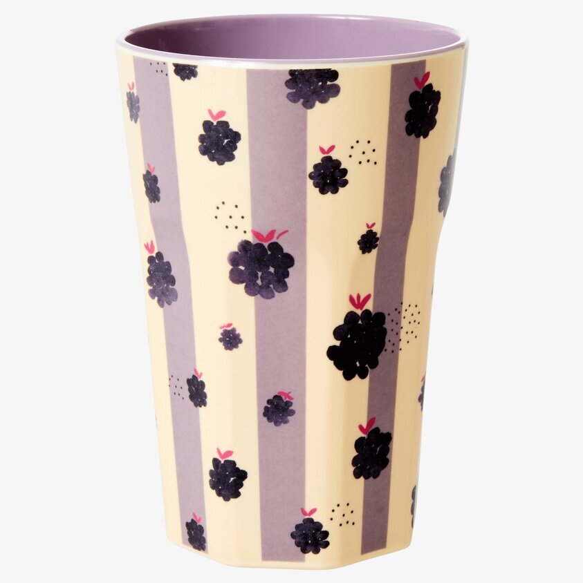 Mugg Latte Blackberry Beauty Print från Rice med björnbärsmotiv