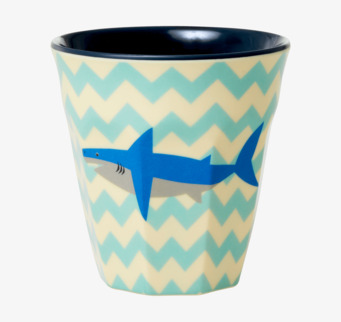 Mugg Shark Print från Rice med hajmotiv och turkosa mönster