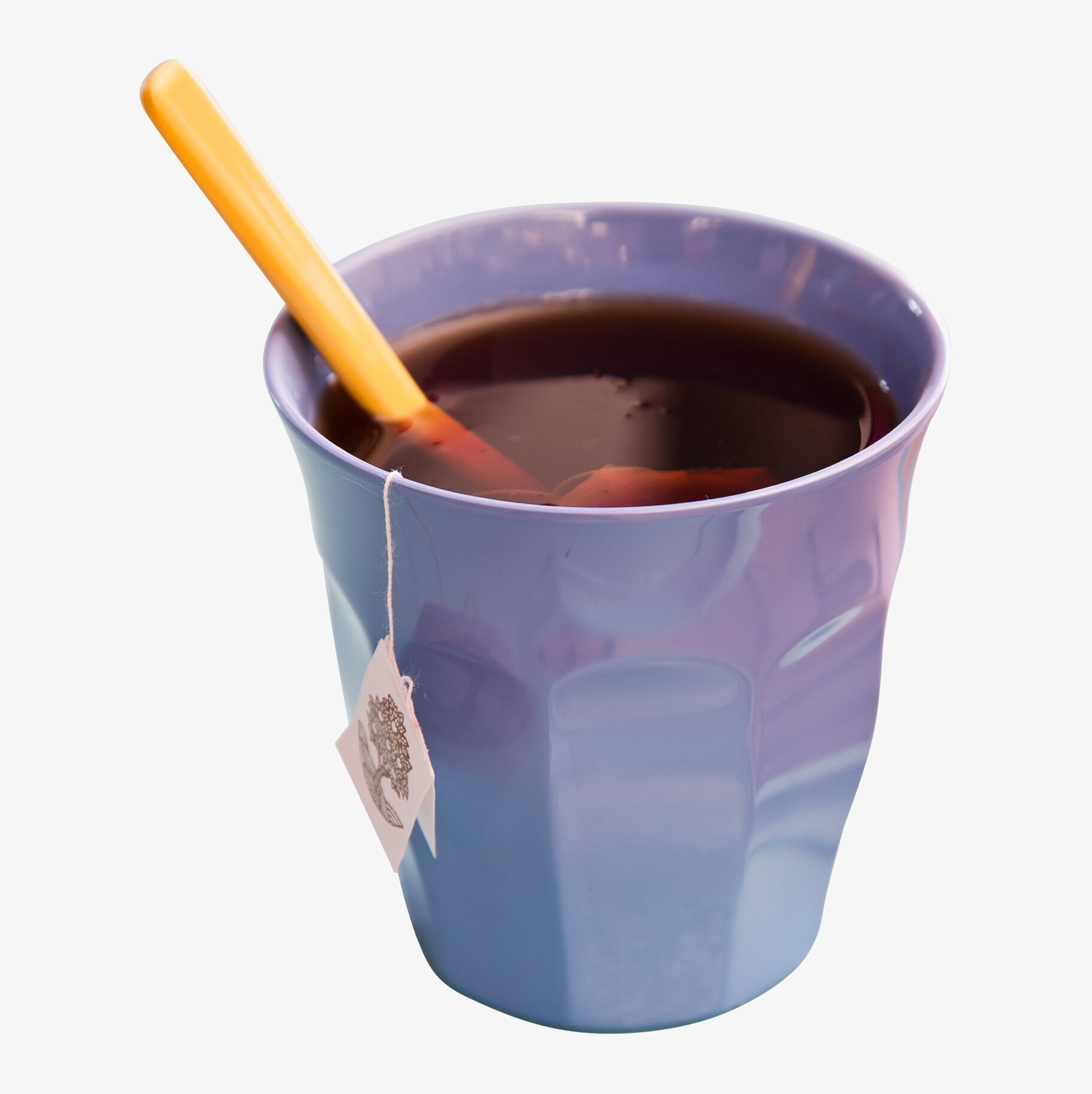 Mugg Ljuslila från Rice med mörk dryck och gul sked