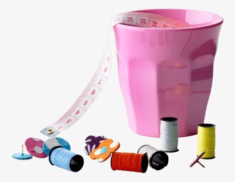 Mugg Mörkrosa från Rice med sy- och hantverksmaterial