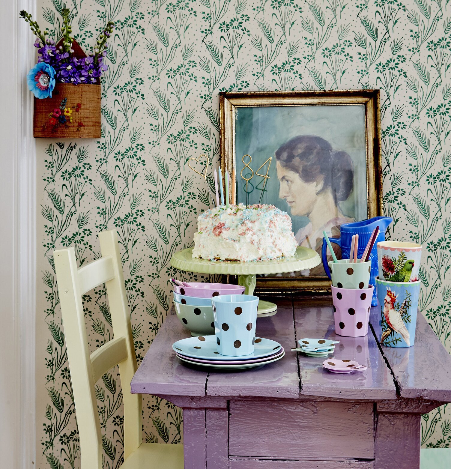 Stor Mugg Pastellgrön Gold Polka Dots från Rice på lantligt bord