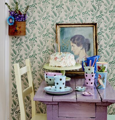 Stor Mugg Pastellgrön Gold Polka Dots från Rice på lantligt bord