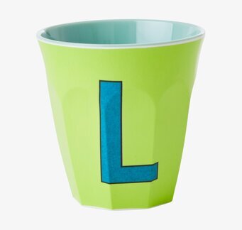 Mugg Alphabet Blue L från Rice med grön yta och blått L