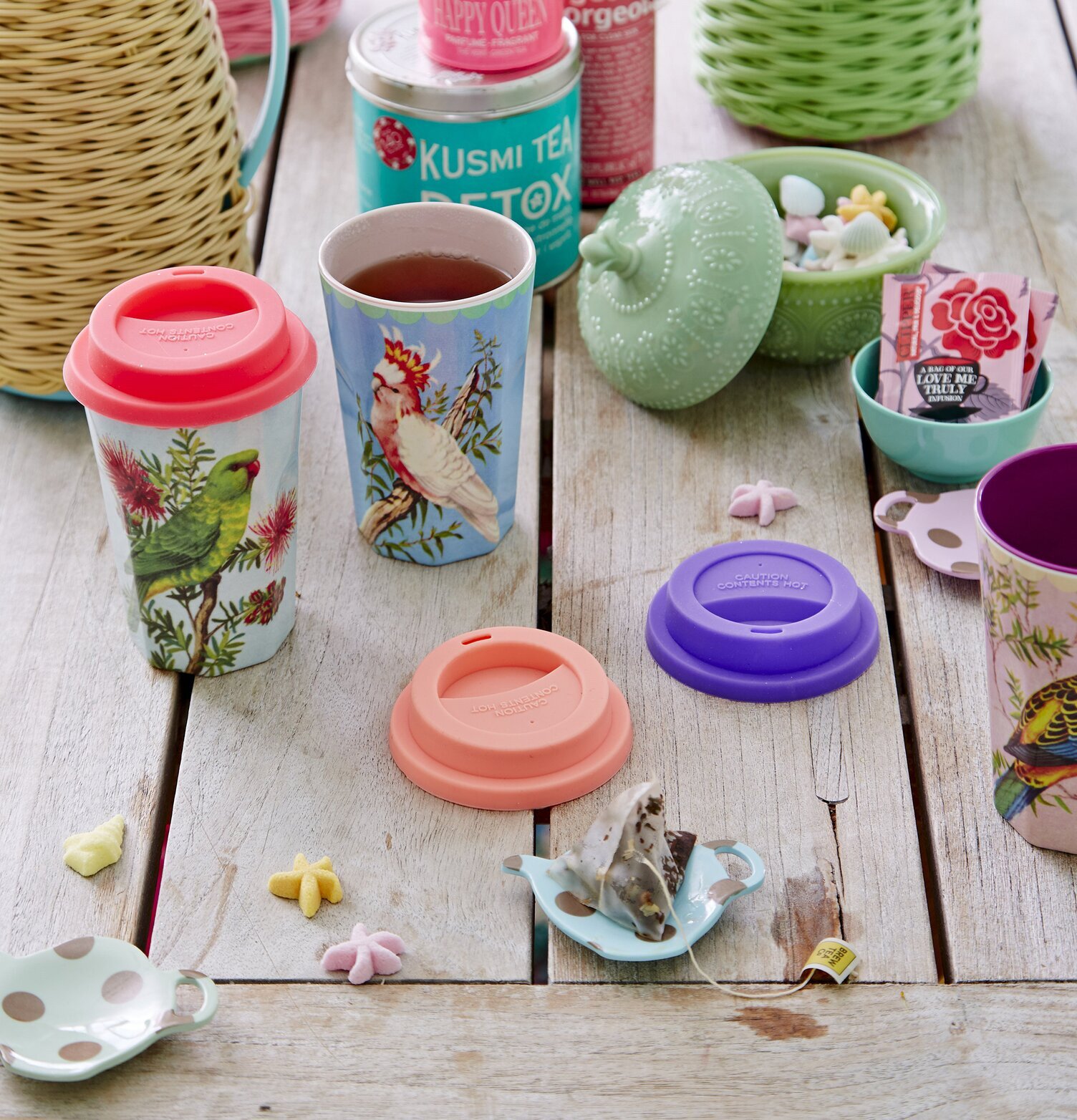 Mugg Latte Budgie Print från Rice med färgglada fågelmotiv