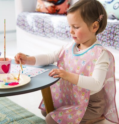 Flicka målar med Rice Små muggar - Very Cute Girly Prints