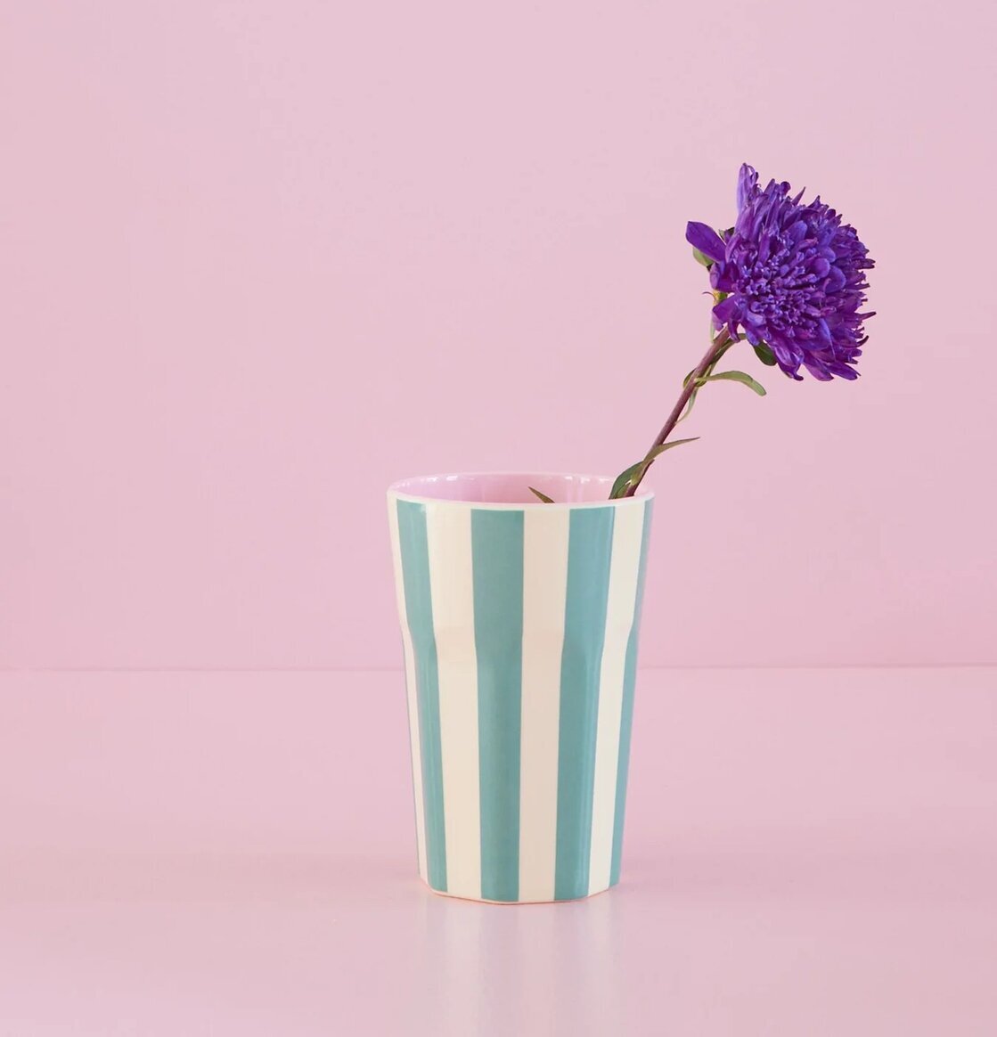 Mugg Latte Green Stripe Print från Rice med randigt mönster