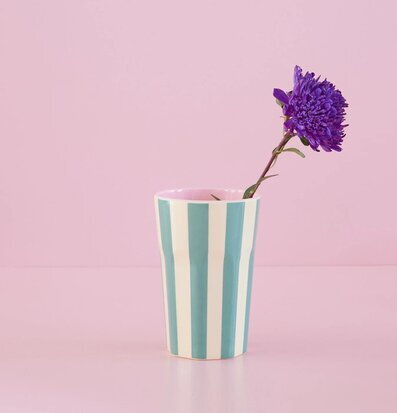 Mugg Latte Green Stripe Print från Rice med randigt mönster