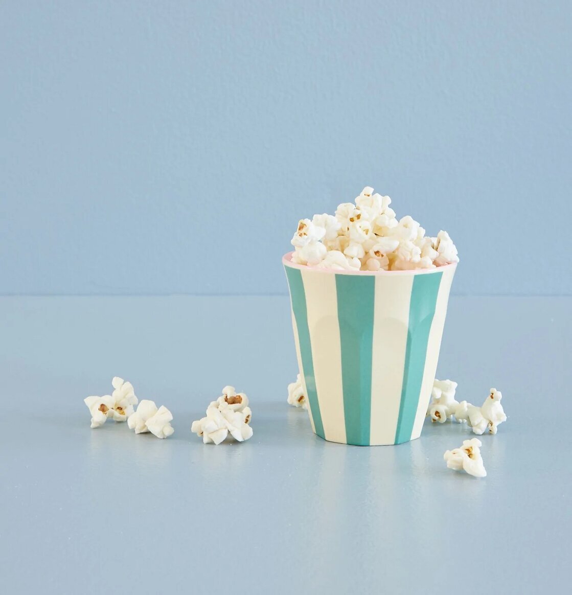 Melaminmugg Green Stripe Print från Rice fylld med popcorn