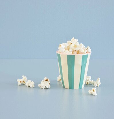 Melaminmugg Green Stripe Print från Rice fylld med popcorn