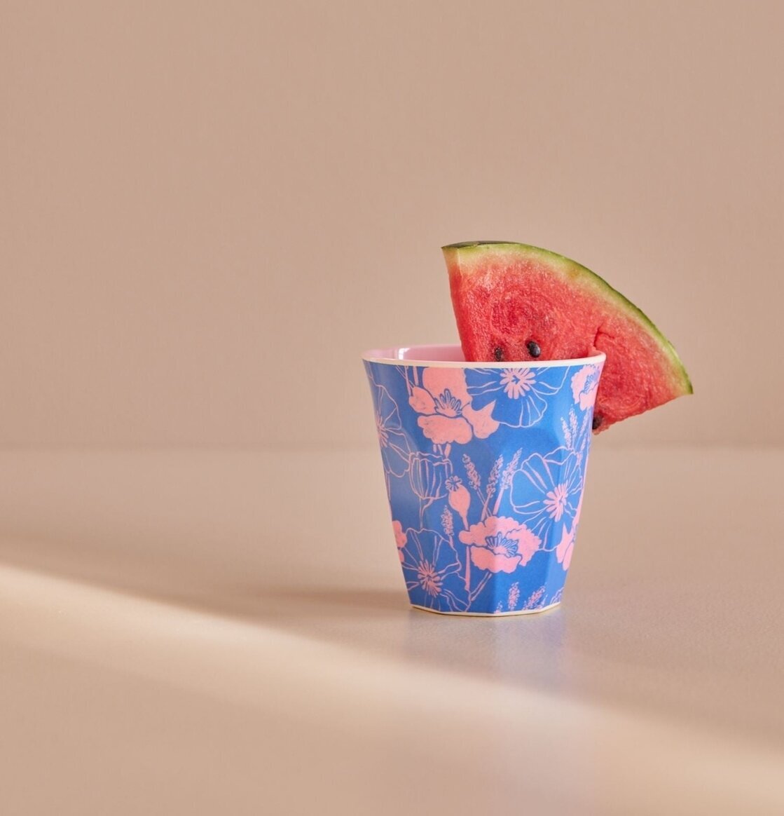 Melaminmugg Poppies Love Print från Rice med vattenmelon