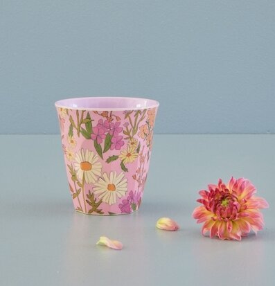 Melaminmugg Daisy Dearest Print från Rice på ljusgrå yta