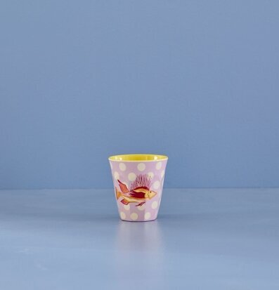 Melaminmugg Fish Lavender Print från Rice på blå bakgrund