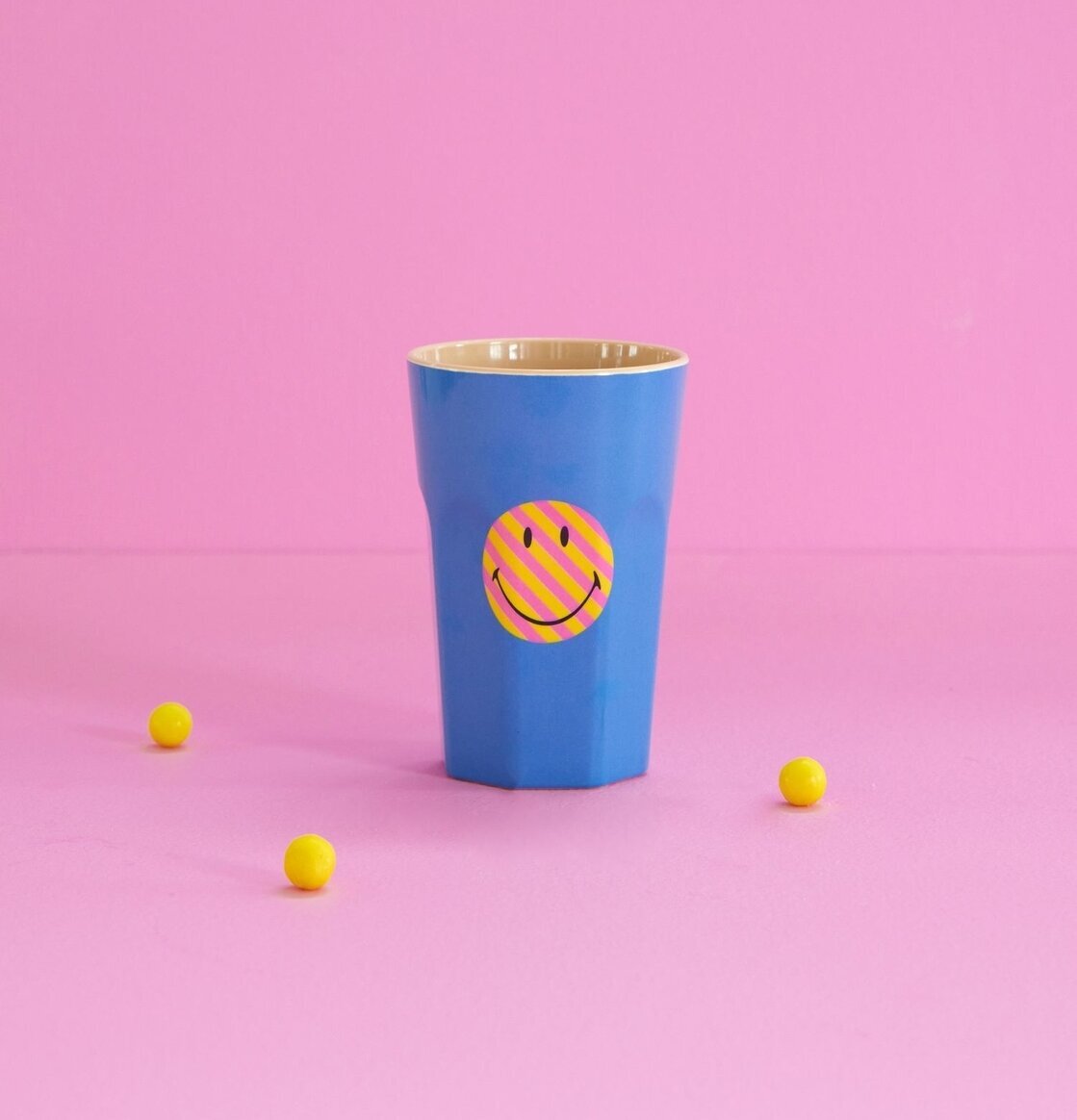 Mugg Latte Blue Smiley Print från Rice på rosa yta med bollar