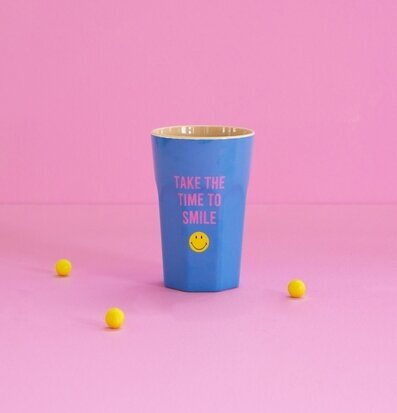 Mugg Latte Blue Smiley Print från Rice mot rosa bakgrund