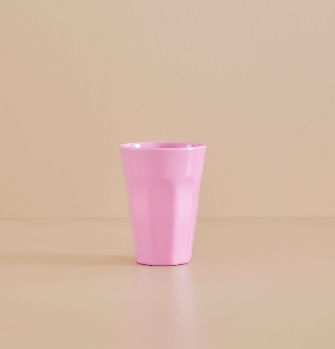 Mugg Latte Pink från Rice i melamin med räfflad design