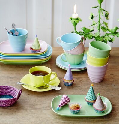 Mugg Japanese Style Rosa från Rice på ett färgglatt bord