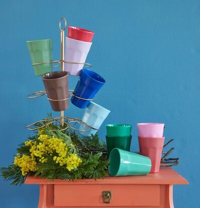 Mugg Latte Navy Blue från Rice på en färgglad mugghållare