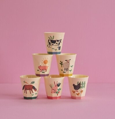 Muggar Medium 6-Pack - Farm Prints från Rice mot rosa vägg