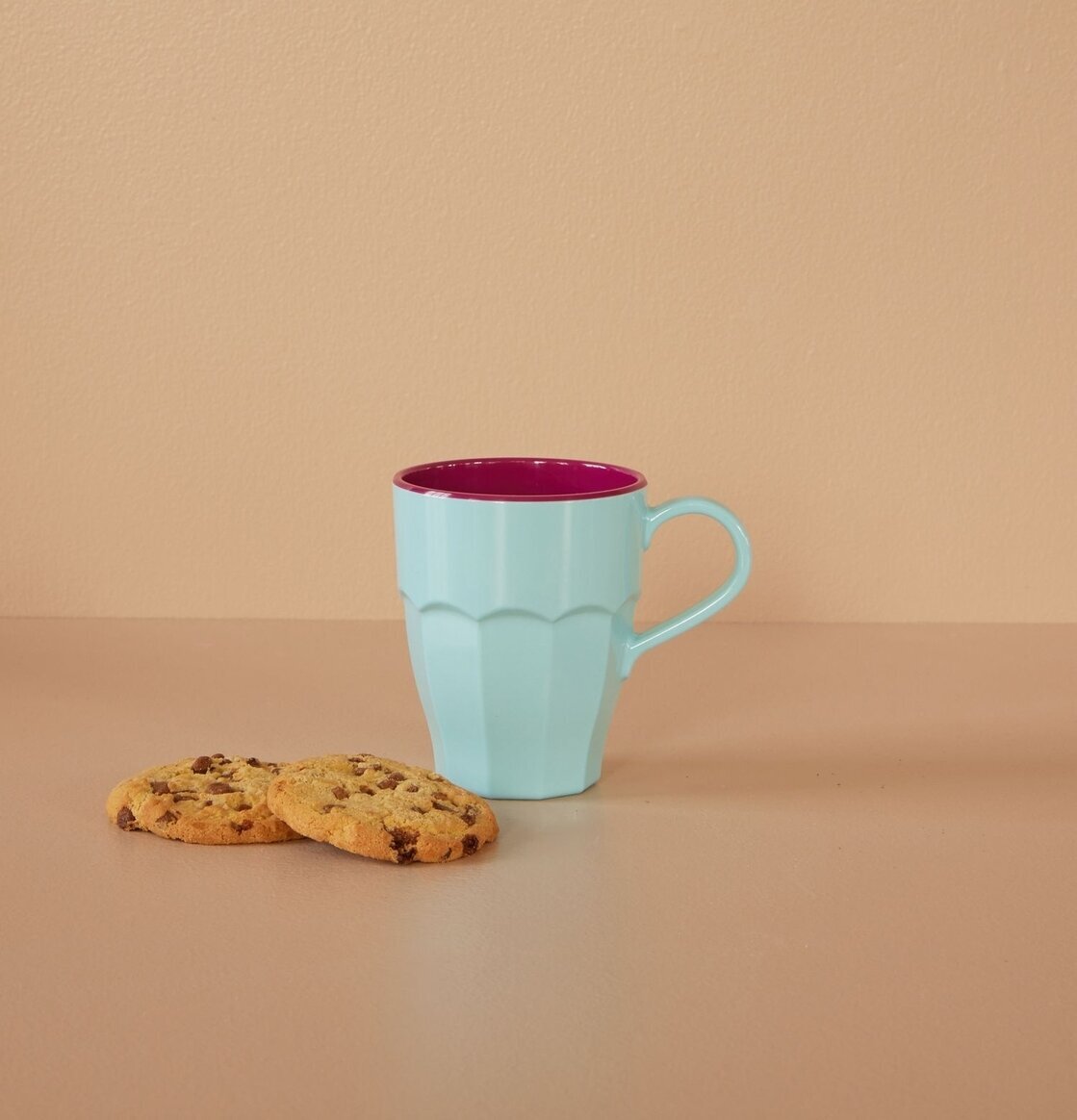 Mugg Melamin Mint från Rice med kakor på ett beige bord