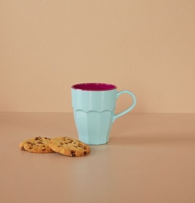 Mugg Melamin Mint från Rice med kakor på ett beige bord